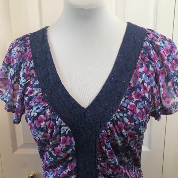 Elle Purple Floral Center Ruched V-Neck Flirty Top - Picture 4 of 6